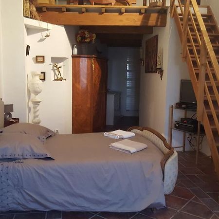Les Croisees Bed & Breakfast Кастийон-дю-Гар Екстериор снимка